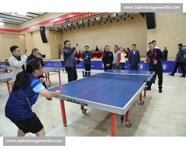 容国团激战乒乓赛场展英姿全情投入追求卓越成就历史辉煌